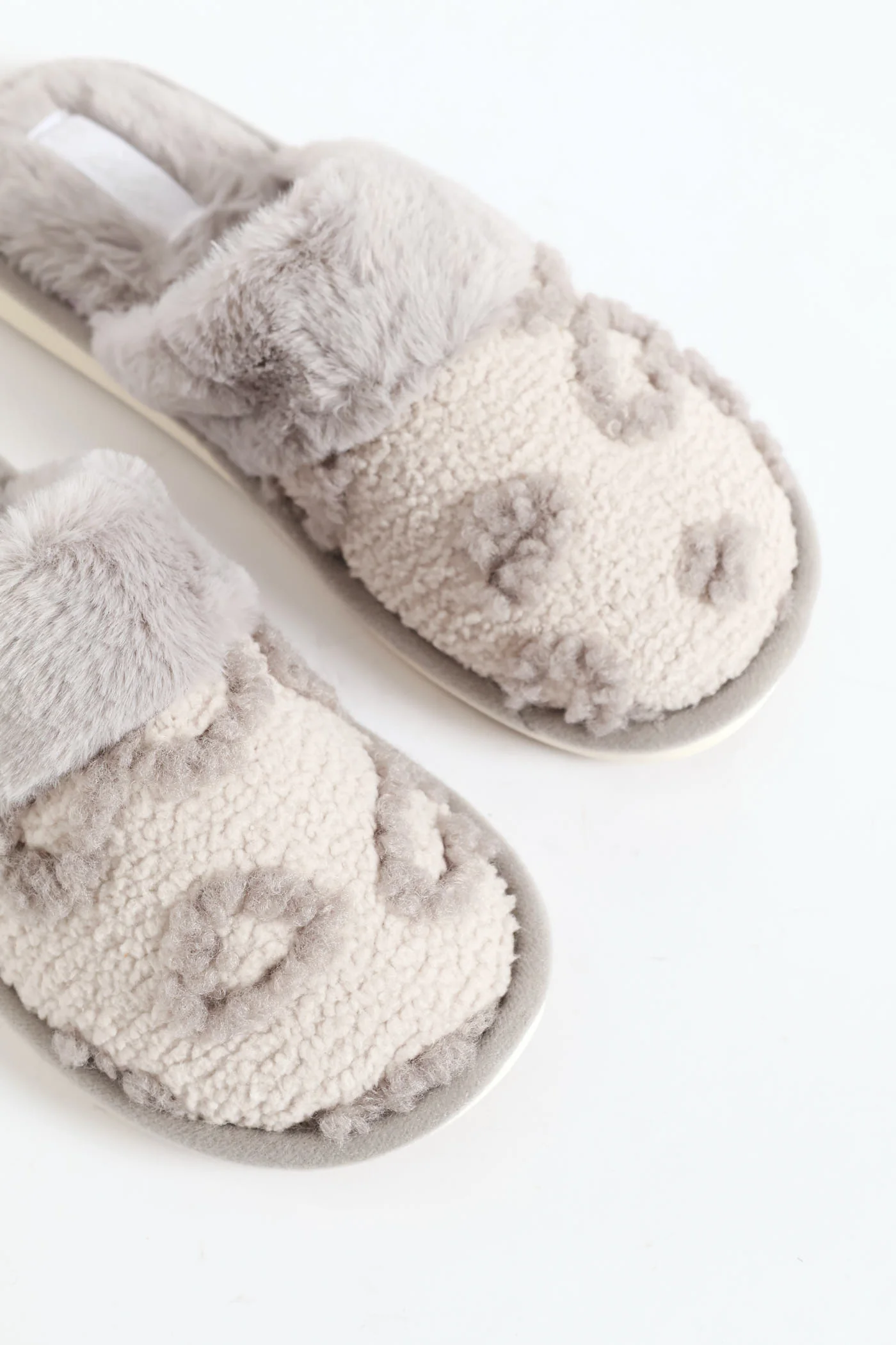 Heart Detail Closed Toe Slipper - Light Grey - Image 2