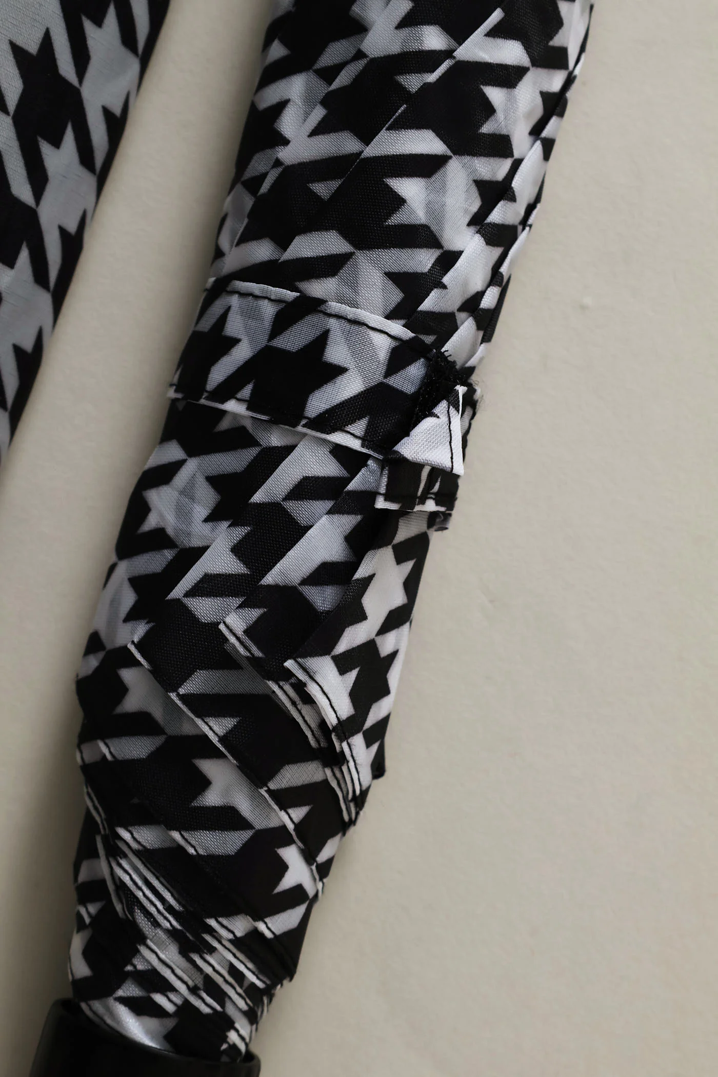 Mini 2 Fold Dart Print Umbrella - Black/White - Image 5