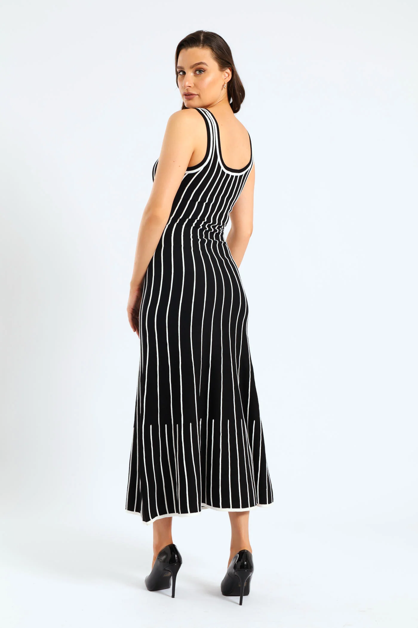 V-Neck Contrast Knitwear Midi Dress - Black/White - Image 3